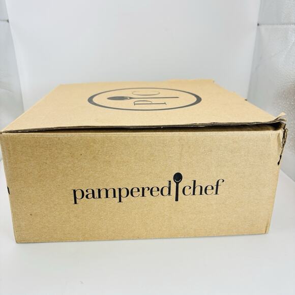 Pampered Chef 8” Quick Cooker Ceramic Pot #100043 with Silicone Lid New In Box - Picture 3 of 16